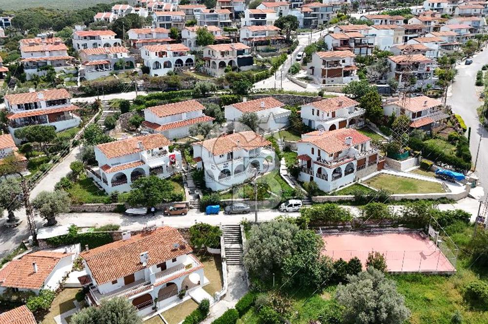 ÇEŞME ILDIR BORNOVALILAR SİTESİNDE  DENİZE 200 METRE SATILIK VİLLA