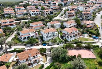 ÇEŞME ILDIRI BORNOVALILAR SİTESİNDE EN İYİ KONUMDA SATILIK VİLLA