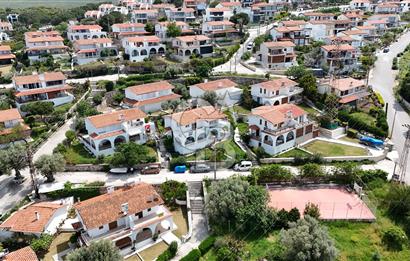 ÇEŞME ILDIRI BORNOVALILAR SİTESİNDE EN İYİ KONUMDA SATILIK VİLLA