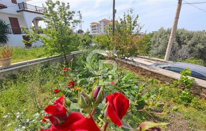 ÇEŞME ILDIR BORNOVALILAR SİTESİNDE  DENİZE 200 METRE SATILIK VİLLA