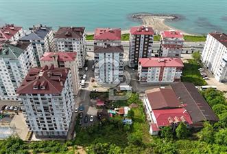 ARSİN YEŞİLYALI DA ANA YOLA 50 MT SİTE İÇİNDE KAT KARŞILIĞI ARSA