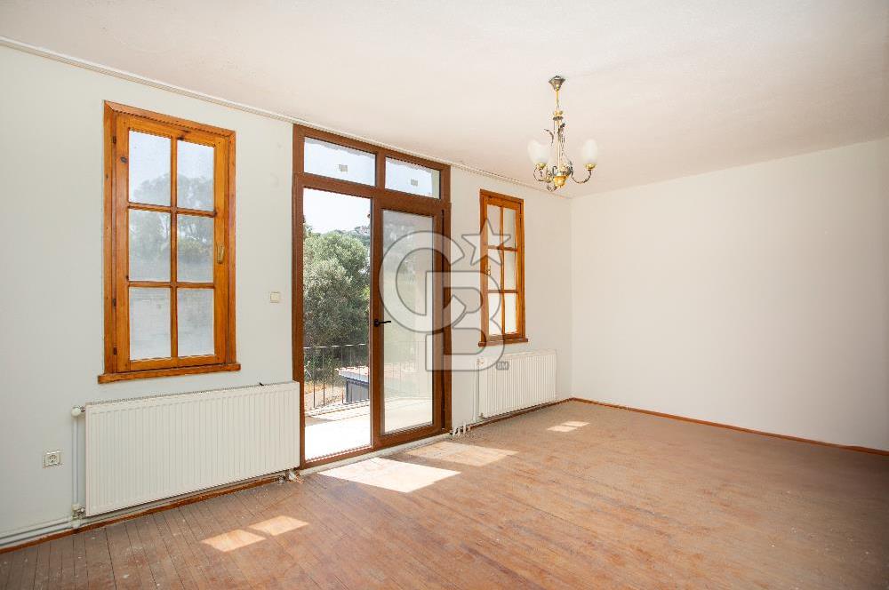 Yenifoça'da Satılık Denize Sıfır 4+1 Villa