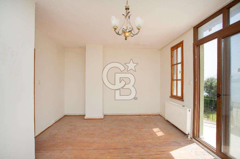 Yenifoça'da Satılık Denize Sıfır 4+1 Villa
