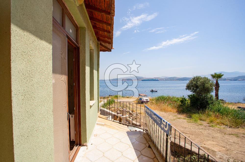 Yenifoça'da Satılık Denize Sıfır 4+1 Villa