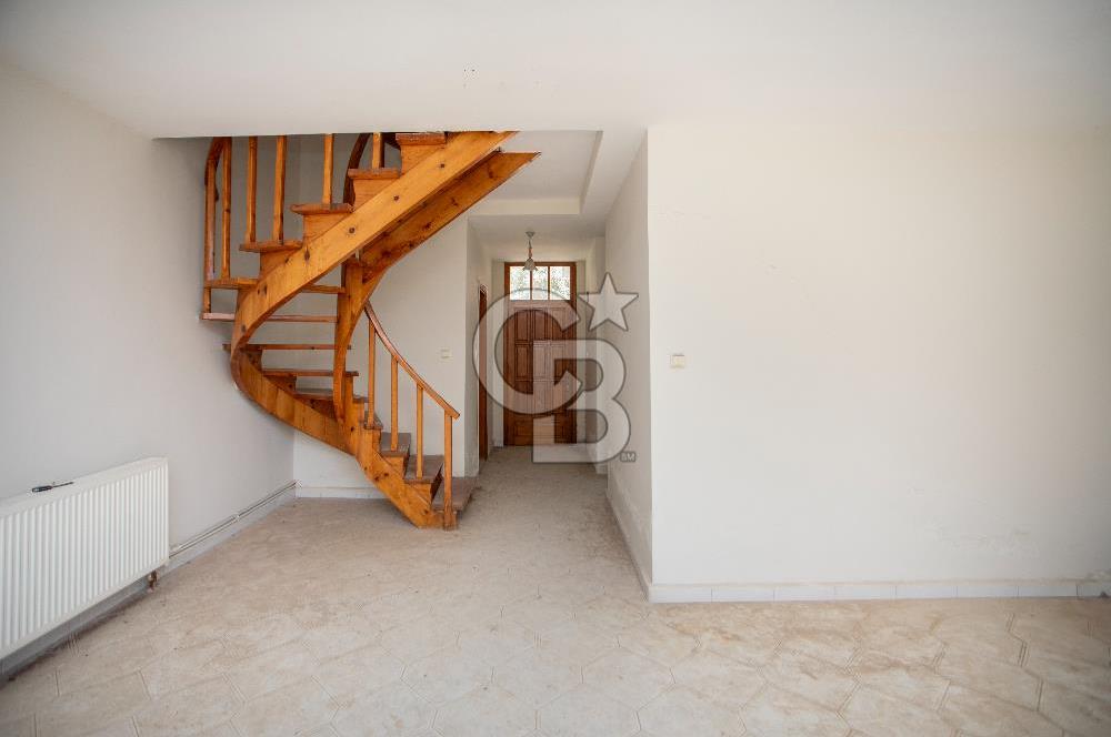 Yenifoça'da Satılık Denize Sıfır 4+1 Villa