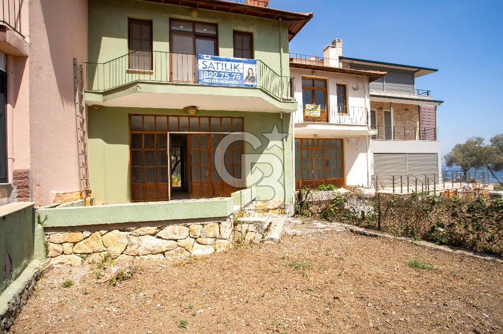 Yenifoça'da Satılık Denize Sıfır 4+1 Villa