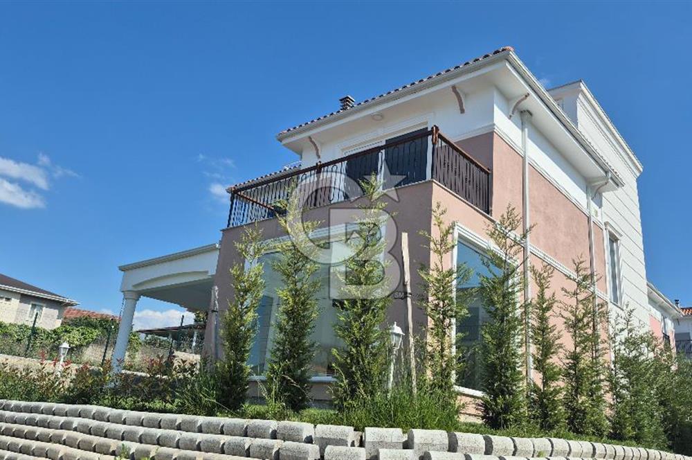 SAPANCA ÜNLÜCE'DE GÖL MANZARALI SİTE İÇİ SATILIK 4+1 VİLLA