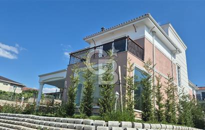 SAPANCA ÜNLÜCE'DE GÖL MANZARALI SİTE İÇİ SATILIK 4+1 VİLLA