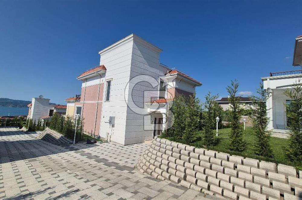 SAPANCA ÜNLÜCE'DE GÖL MANZARALI SİTE İÇİ SATILIK 4+1 VİLLA