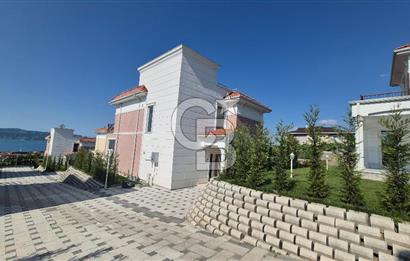 SAPANCA ÜNLÜCE'DE GÖL MANZARALI SİTE İÇİ SATILIK 4+1 VİLLA