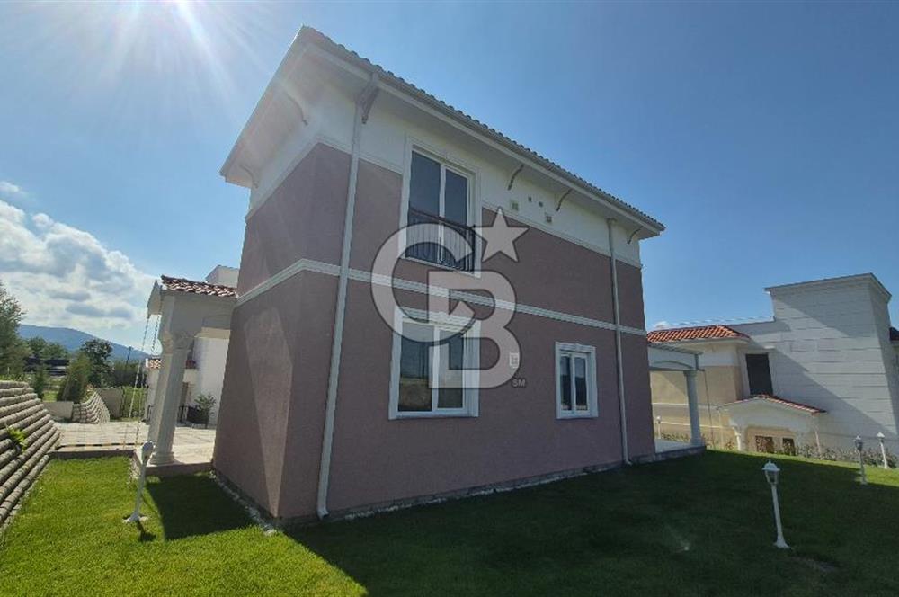 SAPANCA ÜNLÜCE'DE GÖL MANZARALI SİTE İÇİ SATILIK 4+1 VİLLA