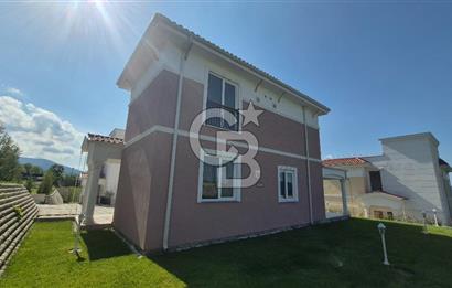 SAPANCA ÜNLÜCE'DE GÖL MANZARALI SİTE İÇİ SATILIK 4+1 VİLLA
