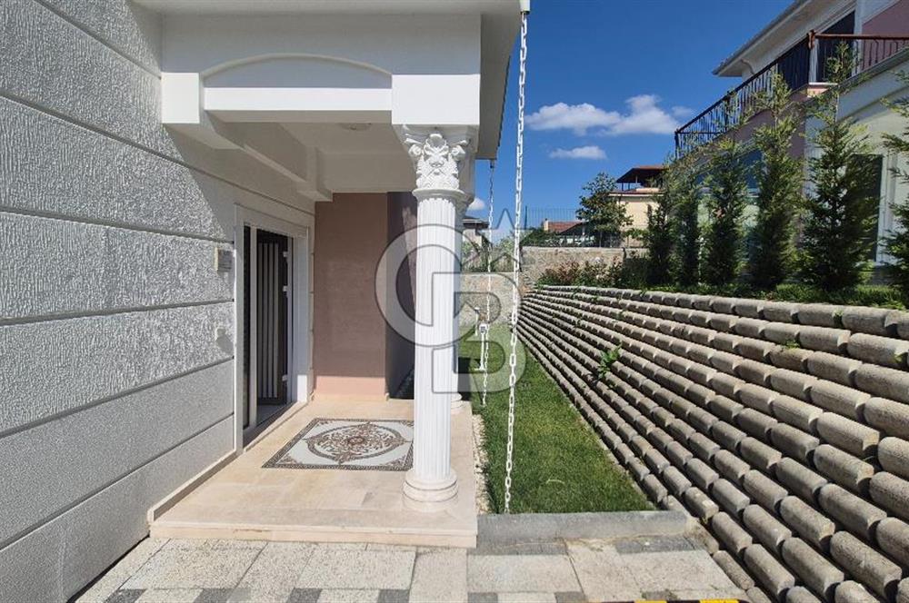 SAPANCA ÜNLÜCE'DE GÖL MANZARALI SİTE İÇİ SATILIK 4+1 VİLLA