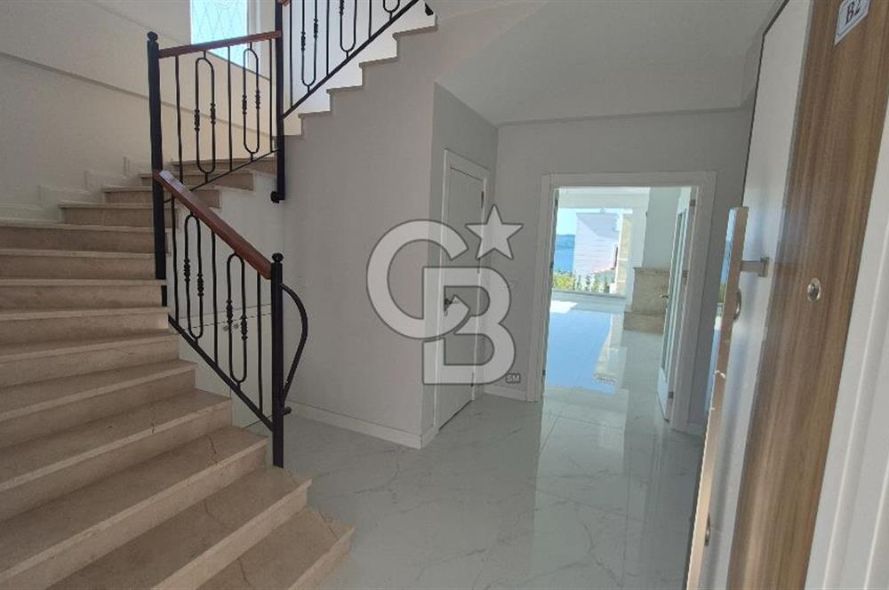 SAPANCA ÜNLÜCE'DE GÖL MANZARALI SİTE İÇİ SATILIK 4+1 VİLLA