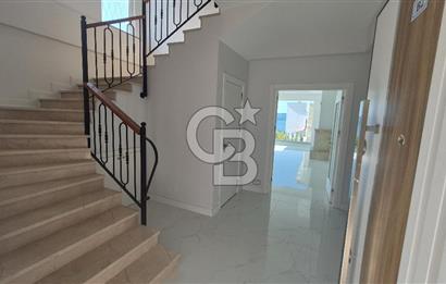 SAPANCA ÜNLÜCE'DE GÖL MANZARALI SİTE İÇİ SATILIK 4+1 VİLLA