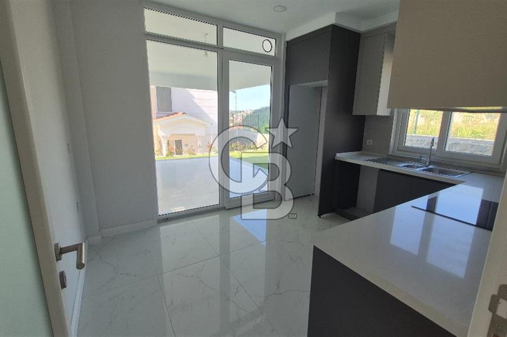 SAPANCA ÜNLÜCE'DE GÖL MANZARALI SİTE İÇİ SATILIK 4+1 VİLLA