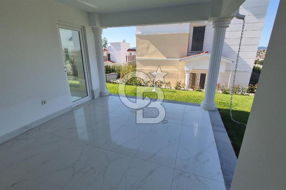 SAPANCA ÜNLÜCE'DE GÖL MANZARALI SİTE İÇİ SATILIK 4+1 VİLLA