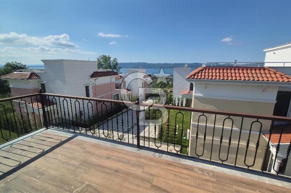 SAPANCA ÜNLÜCE'DE GÖL MANZARALI SİTE İÇİ SATILIK 4+1 VİLLA