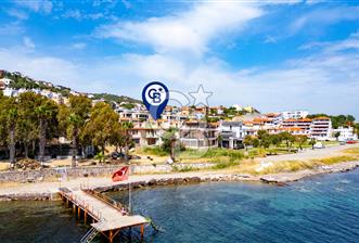 Yenifoça'da Satılık Denize Sıfır 4+1 Villa