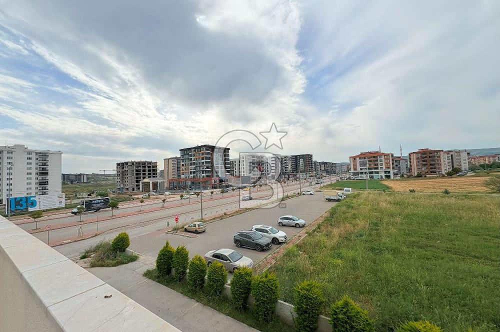 ÇANAKKALE MERKEZ’DE 60 METRELİK YOL ÜZERİNDE, SIRÇA KÖŞKLER SİTESİNDE LÜKS EŞYALI KİRALIK 2+1 DAİRE