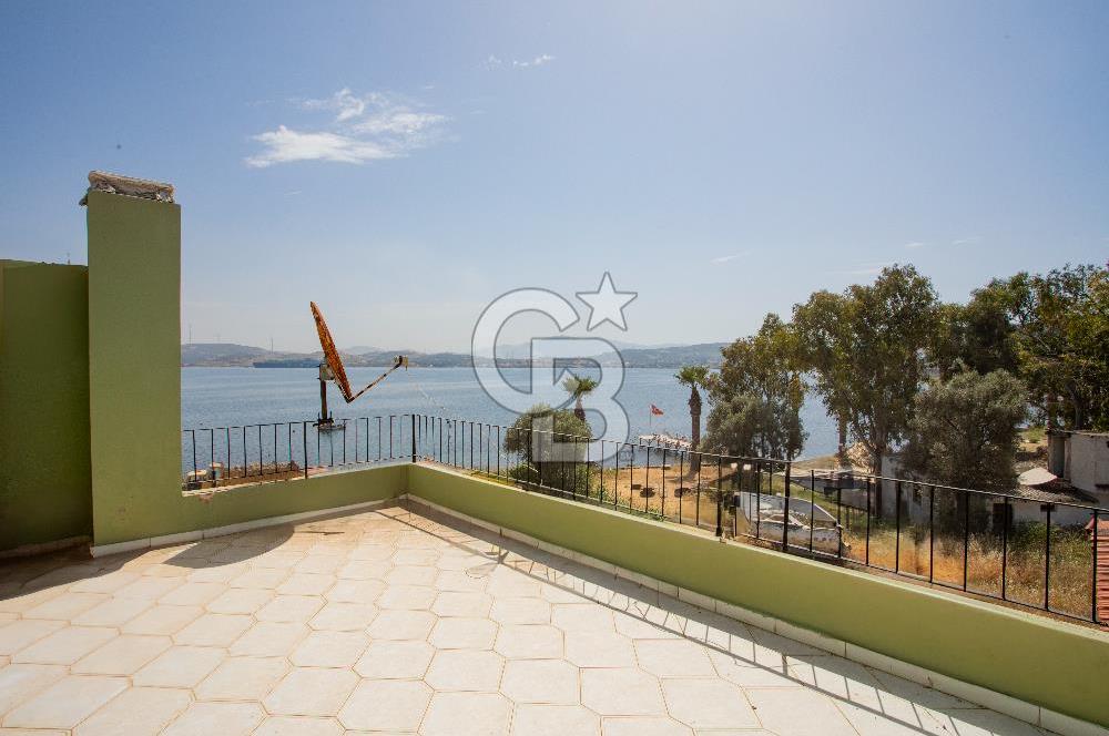 Yenifoça'da Satılık Denize Sıfır 4+1 Villa