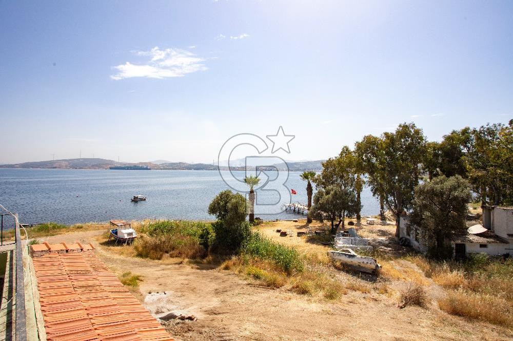 Yenifoça'da Satılık Denize Sıfır 4+1 Villa