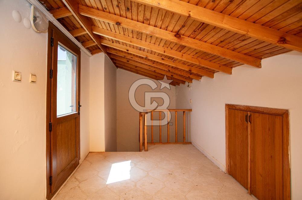 Yenifoça'da Satılık Denize Sıfır 4+1 Villa