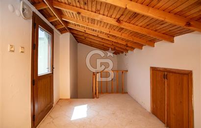 Yenifoça'da Satılık Denize Sıfır 4+1 Villa