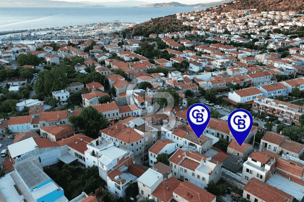 Yenifoça Merkez'de Satılık Tescilli Taş Bina