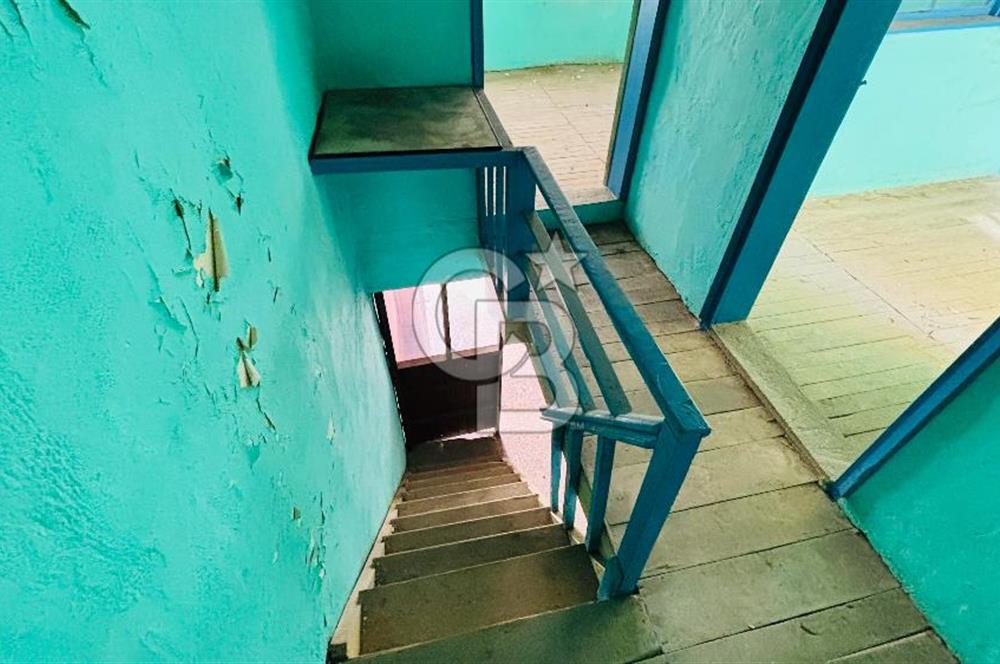 Yenifoça Merkez'de Satılık Tescilli Taş Bina