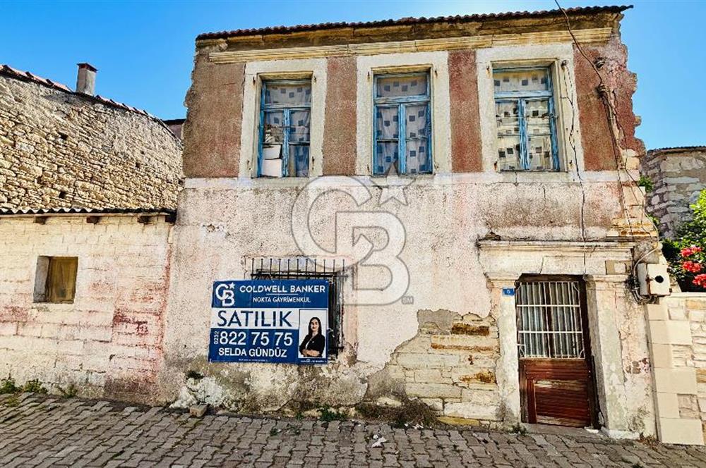 Yenifoça Merkez'de Satılık Tescilli Taş Bina