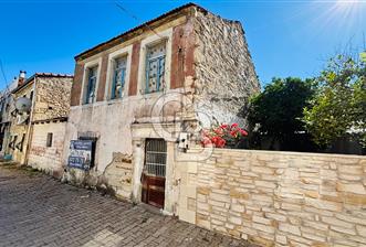 Yenifoça Merkez'de Satılık Tescilli Taş Bina