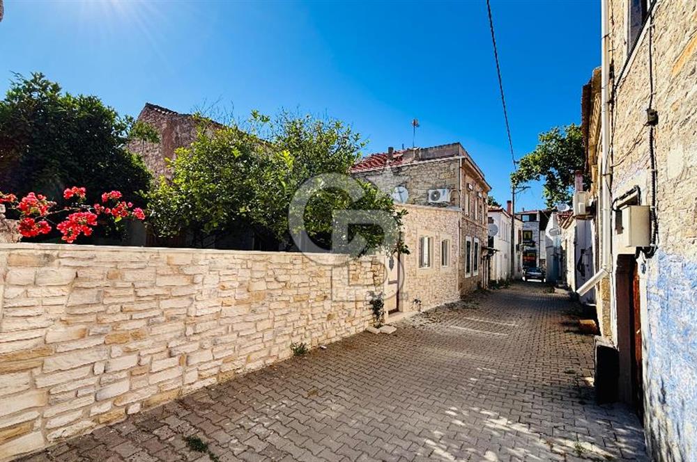 Yenifoça Merkez'de Satılık Tescilli Taş Bina