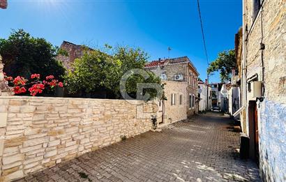Yenifoça Merkez'de Satılık Tescilli Taş Bina
