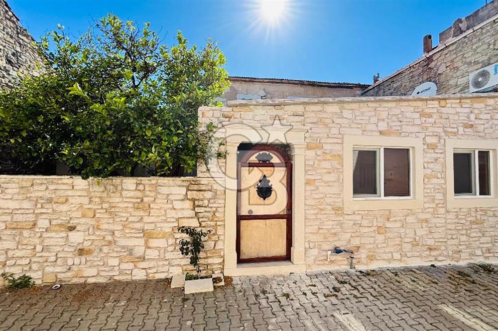Yenifoça Merkez'de Satılık Tescilli Taş Bina