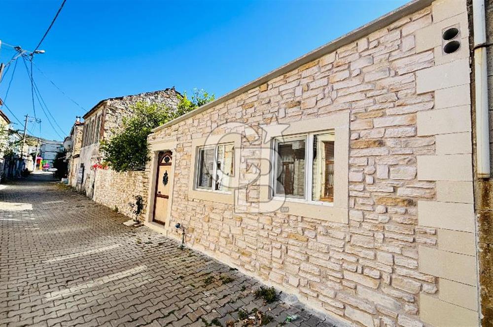 Yenifoça Merkez'de Satılık Tescilli Taş Bina