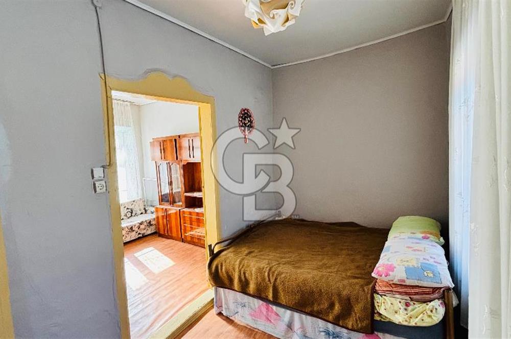 Yenifoça Merkez'de Satılık Tescilli Taş Bina