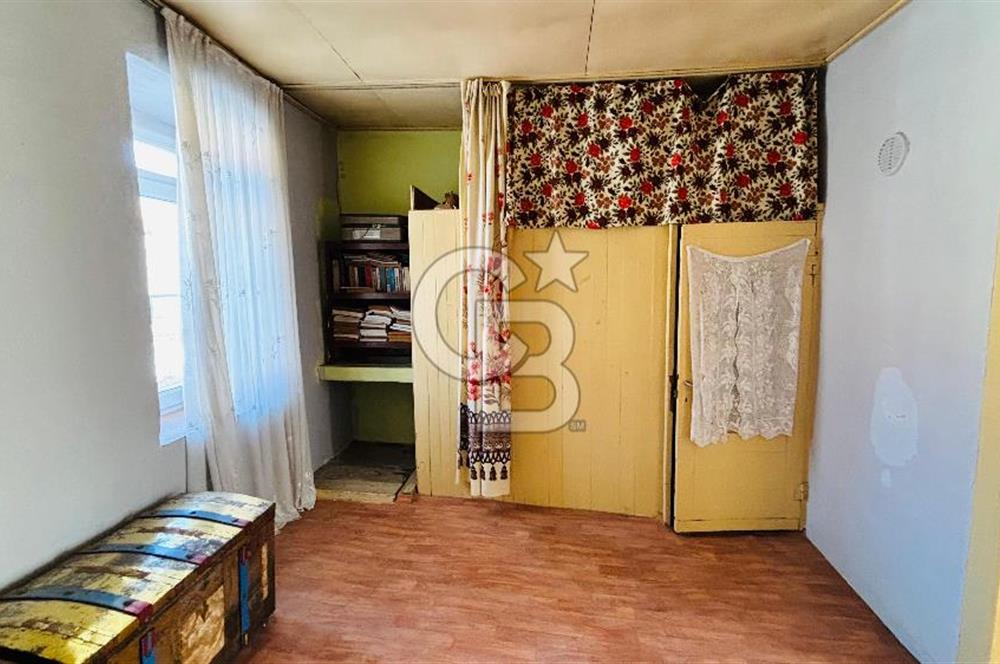 Yenifoça Merkez'de Satılık Tescilli Taş Bina
