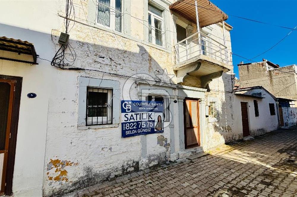 Yenifoça Merkez'de Satılık Tescilli Taş Bina