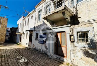 Yenifoça Merkez'de Satılık Tescilli Taş Bina