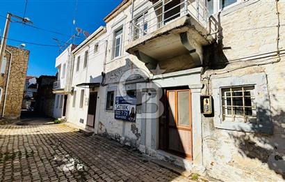 Yenifoça Merkez'de Satılık Tescilli Taş Bina