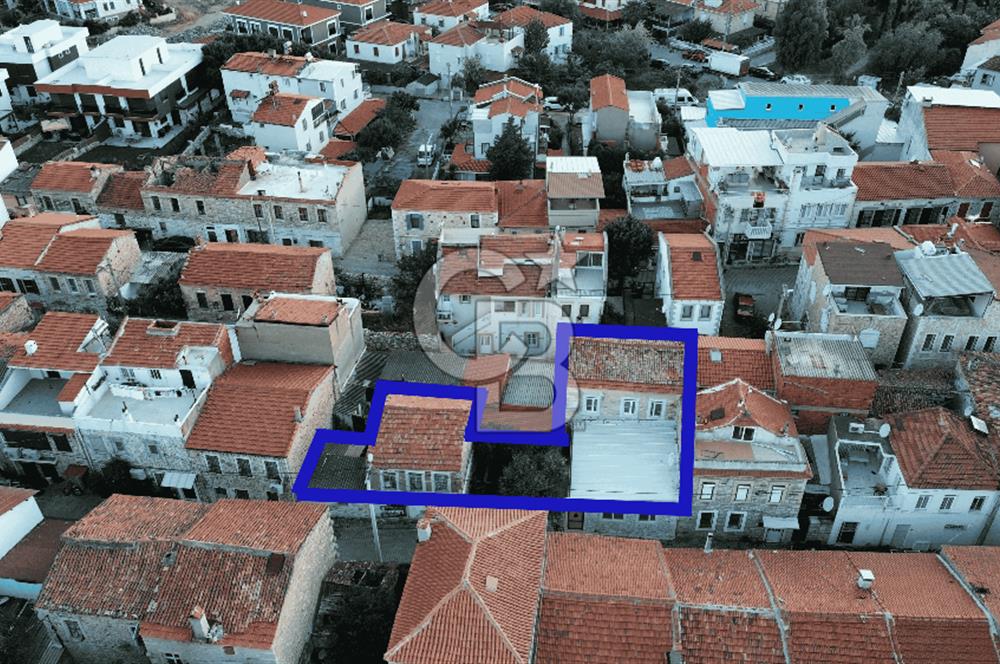 Yenifoça Merkez'de Satılık Tescilli Taş Bina