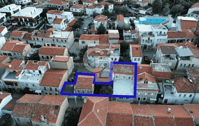 Yenifoça Merkez'de Satılık Tescilli Taş Bina