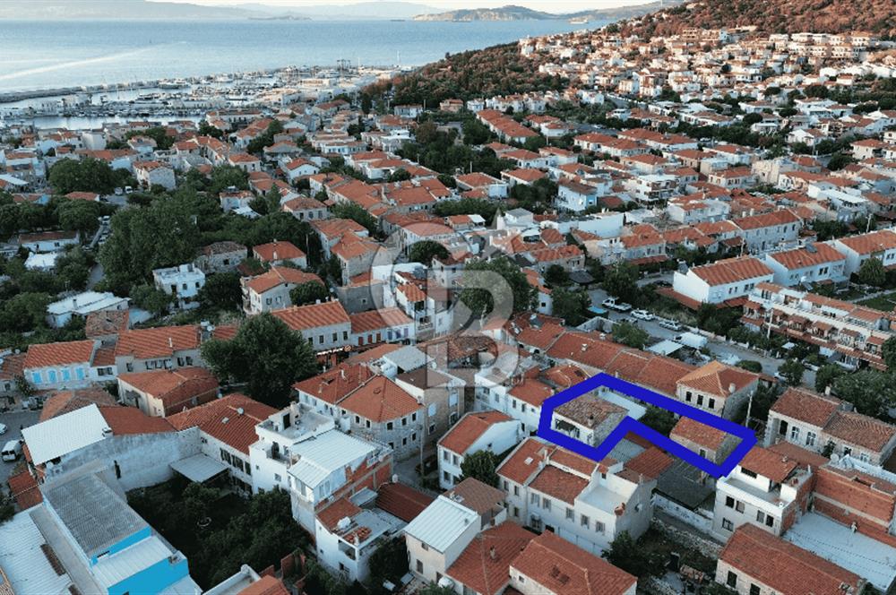 Yenifoça Merkez'de Satılık Tescilli Taş Bina