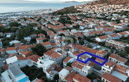 Yenifoça Merkez'de Satılık Tescilli Taş Bina