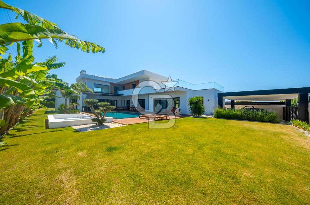 Çeşme Marina’ya Komşu, Musalla’da 5+2 Lüks Villa – Geniş Arsa, Özel Tasarım