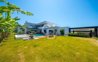 Çeşme Marina’ya Komşu, Musalla’da 5+2 Lüks Villa – Geniş Arsa, Özel Tasarım
