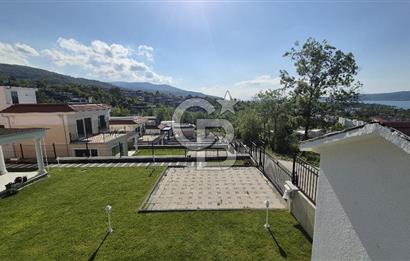 SAPANCA ÜNLÜCE'DE GÖL MANZARALI 465M2 BAHÇELİ 4+1 SATILIK VİLLA