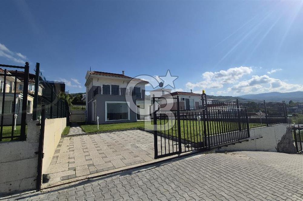SAPANCA ÜNLÜCE'DE GÖL MANZARALI 465M2 BAHÇELİ 4+1 SATILIK VİLLA