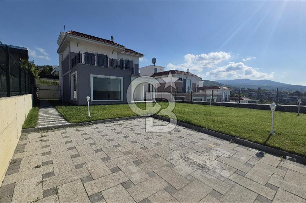 SAPANCA ÜNLÜCE'DE GÖL MANZARALI 465M2 BAHÇELİ 4+1 SATILIK VİLLA